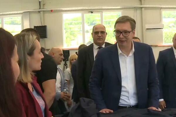 PITAJTE OVE ŽENE DA LI IM JE PLATA IZMIŠLJENA: Vučić u Rudnoj glavi kod Majdanpeka