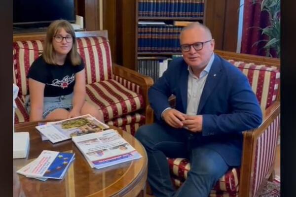 VESIĆA NIKAD NISMO VIDELI SREĆNIJEG! Ova devojčica koja sedi pored njega je RAZLOG (VIDEO)