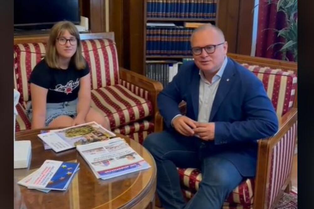 VESIĆA NIKAD NISMO VIDELI SREĆNIJEG! Ova devojčica koja sedi pored njega je RAZLOG (VIDEO)