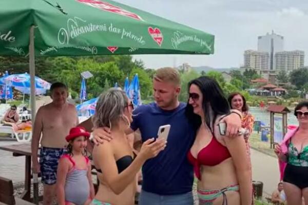 DRAŠKO, ŠTA TO RADIŠ SA TE DVE DEVOJKE? Gradonačelnik Banjaluke uhvaćen na PLAŽI U TUZLI! (VIDEO)