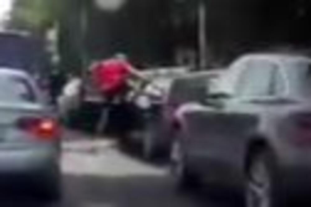 DIVLJAK IZ PORŠEA SA ŠVAJCARSKIM TABLICAMA TUKAO STARCA U NOVOM SADU, pa seo u PORŠE i dao gas do daske! (VIDEO)