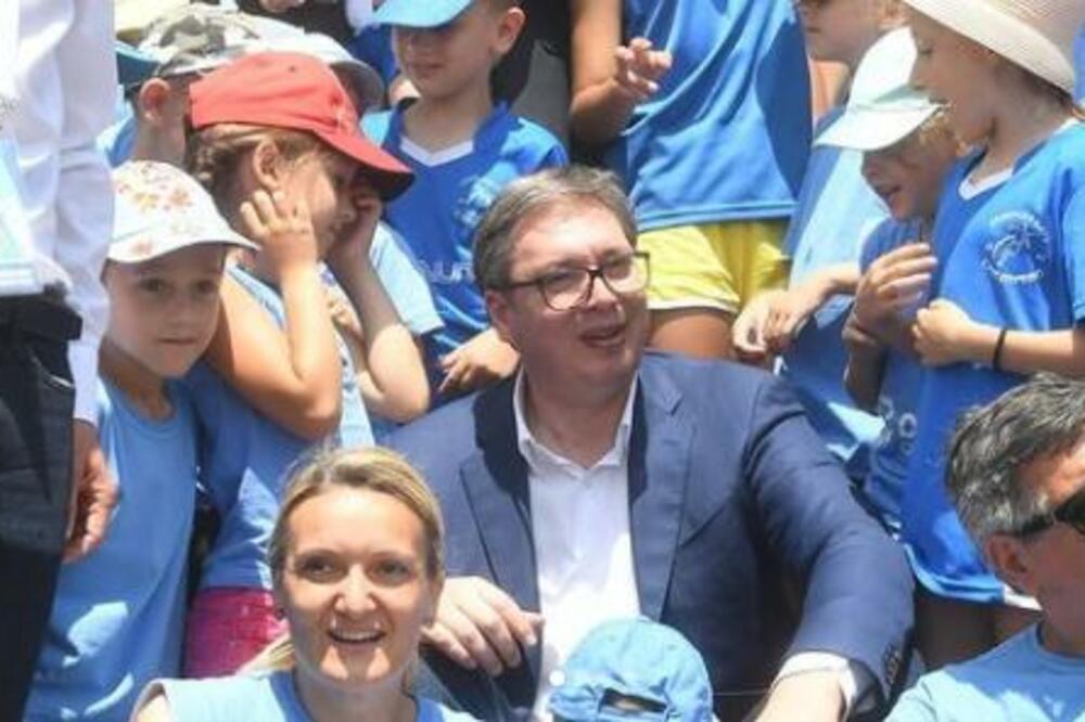 VUČIĆ OBIŠAO NESVAKIDAŠNJU ATLETSKU STAZU: Draga deco, želim vam da budete šampioni (FOTO)