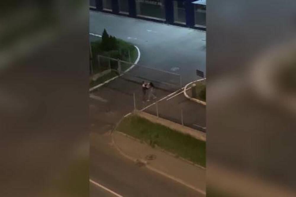 STRAVIČAN SNIMAK SA VOŽDOVCA: Muškarac NOGOM UDARIO DEVOJKU U GRUDI i ostavio je da leži na asfaltu! (VIDEO)