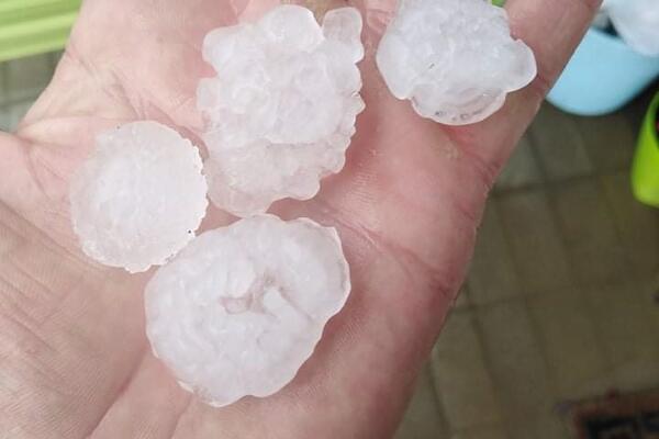 GRAD KOJI PADA U SRBIJI VELIČINE ORAHA: Najavljena oluja NEMA MILOSTI! (FOTO)