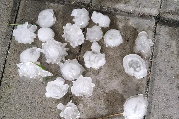 GRAD VELIKI KAO KOKOŠIJE JAJE PADAO PO IVANJICI I KRAJU: Apokaliptično vreme se NASTAVLJA! (FOTO)