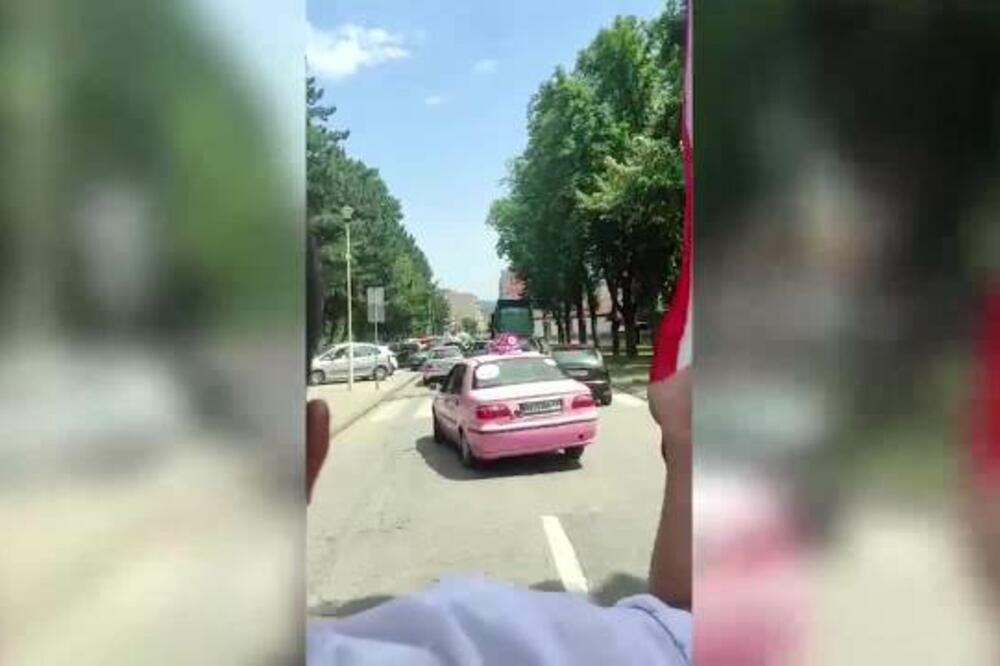 NESVAKIDAŠNJA LUDNICA U KRAGUJEVCU: Pazite samo šta rade KAMIONDŽIJE! Hit hitova, ljudi SNIMAJU I NE VERUJU (VIDEO)