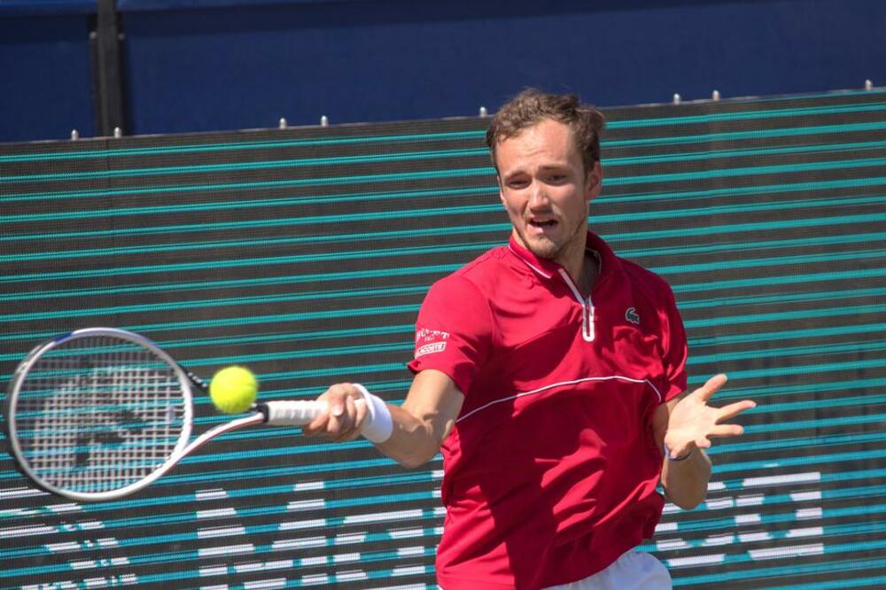 MEDVEDEV JEDVA DOČEKAO DA SE SKLONI SA ŠLJAKE: Drugi teniser sveta razbio Amerikanca u finalu i osvojio 12. titulu!