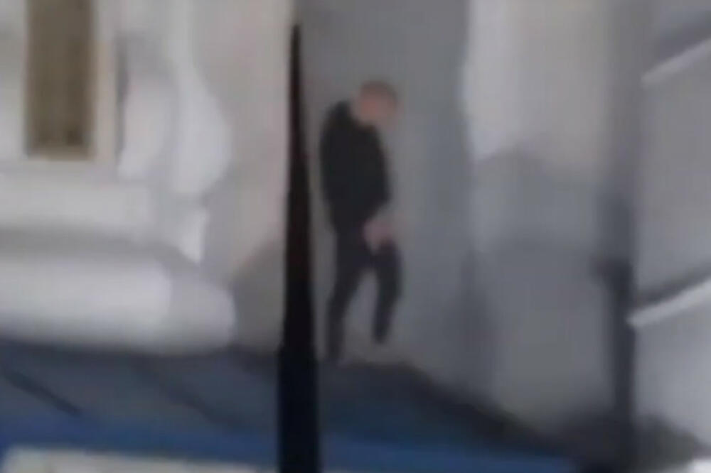 SRAMOTNIK: Neandertalac se popeo na KROV HRAMA i krenuo da URINIRA! Udar na PRAVOSLAVLJE ili BOLEST MOZGA? (VIDEO)