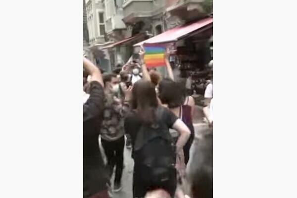 TOTALNI HAOS NA GEJ PARADI: Turska policija HITNO I BRUTALNO REAGOVALA (VIDEO)