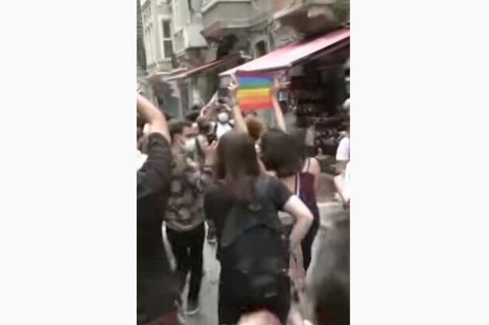 TOTALNI HAOS NA GEJ PARADI: Turska policija HITNO I BRUTALNO REAGOVALA (VIDEO)