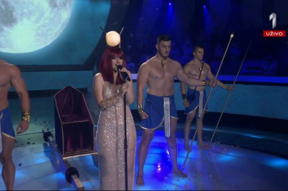 MARIJA GRUEVSKA KAO EGIPATSKA BOGINJA: Oko nje NABILDOVANI MUŠKARCI, nikada izazovniji nastup! (FOTO)