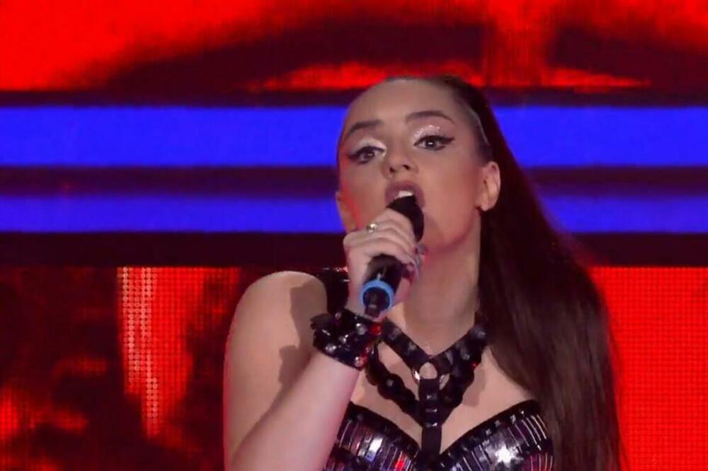 KARLEUŠINA TAKMIČARKA NAPRAVILA POTPUNI SPEKTAKL: Sjajnim glasom podigla atmosferu, prisutni na nogama! (FOTO)