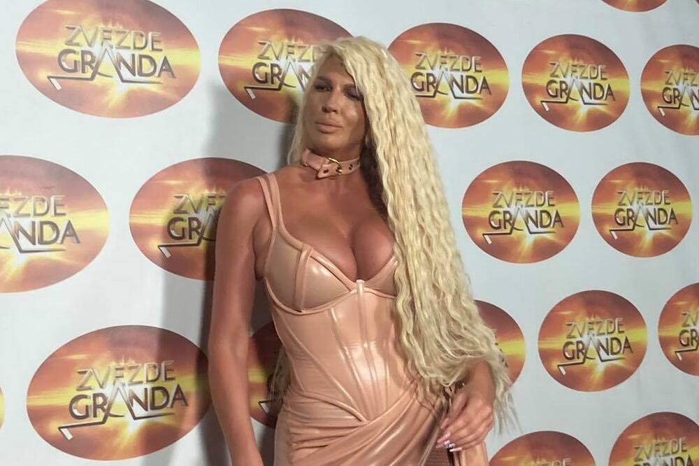 JELENA KARLEUŠA U BRUTALNO PROVOKATIVNOM STAJLINGU NA FINALU: Izgleda kao AVION, atributi pucaju od vreline! (FOTO)