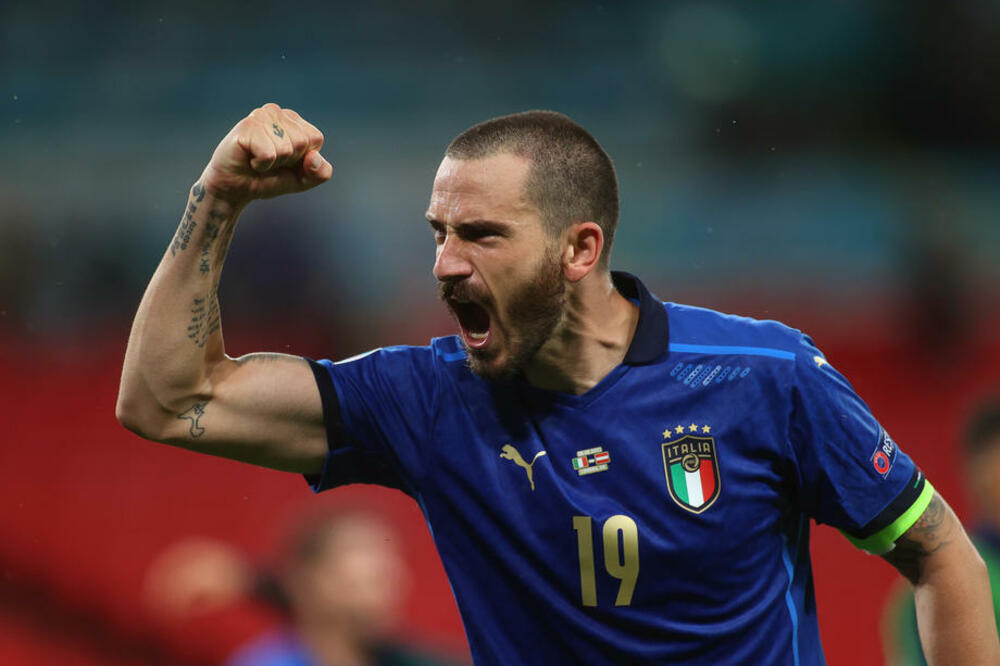 HIT DETALJ SLAVLJA ITALIJANA NA VEMBLIJU: Redarka pomešala Bonućija s navijačem, usledila je šou reakcija!