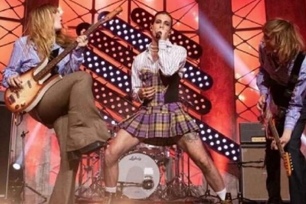 ŽENE U SRBIJI SU POLUDELE ZA NJIM, A ON NOSI MINIĆ! Pevač obukao HALJINU, pa zapalio binu: Au, kakvi BATACI!