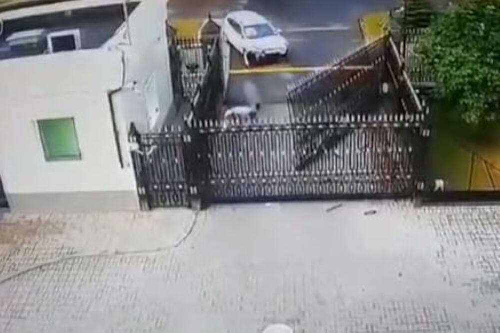 NAPAD NA AMBASADU RUSIJE! Pogledajte kako se čovek ZAKUCAO KOLIMA U KAPIJU i onda pokušao da je preskoči (VIDEO)