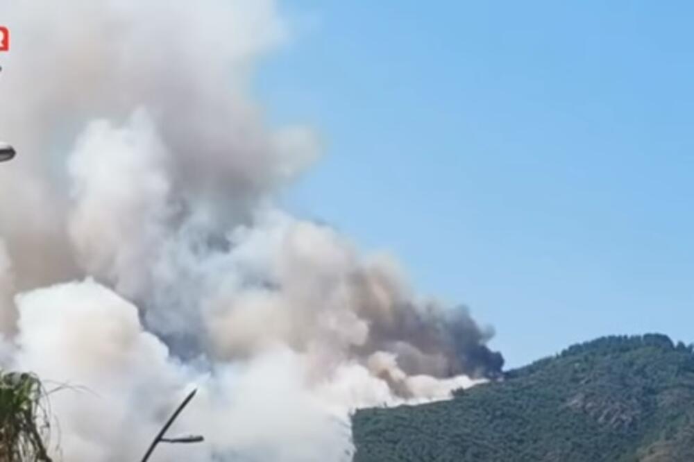 VELIKI POŽAR U OMILJENOM SRPSKOM LETOVALIŠTU! Gust oblak dima nad gradom, POLETELI I HELIKOPTERI! (VIDEO)