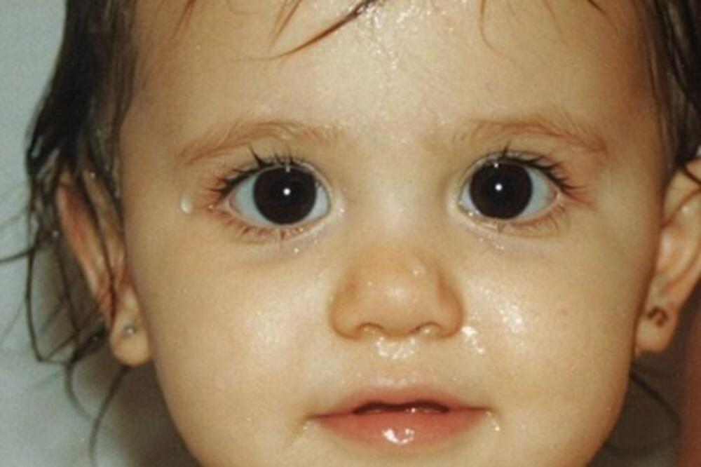 OVA PRESLATKA BEBA DANAS JE POPULARNA PEVAČICA O KOJOJ SVI MAŠTAJU! Ima velike hitove i prava je BOMBA:Znate ko je?