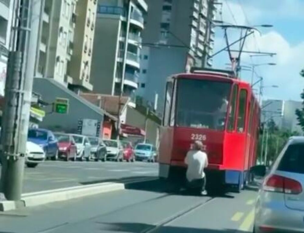 Čovek se vozi na tramvaju