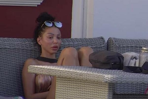 MAJA ZBOG SVOJIH HISTERIJA I ISPADA IZLAZI BEZ DINARA IZ ZADRUGE: Konačno prznala da je otišla PSIHIČKI! (VIDEO)