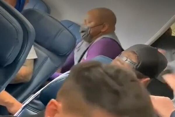 TOTALNI HAOS U AVIONU: Putnik otvorio vrata i ISKOČIO NAPOLJE (VIDEO)