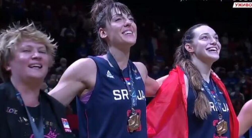 Srpske sportistkinje tokom intoniranja himne