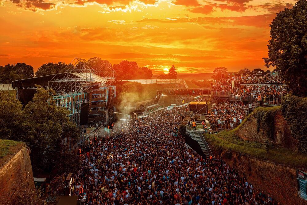 Main Stage u Dance Arena remiksu