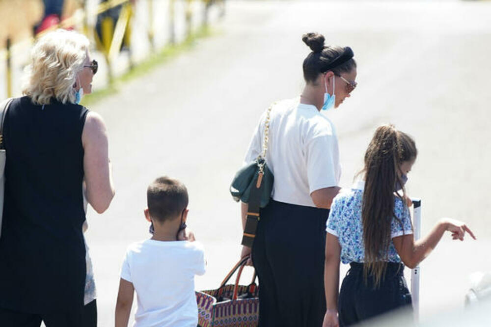 TRUDNA MIRKA VASILJEVIĆ DOLETELA SA DECOM U BEOGRAD: Nazire se stomak u petom mesecu trudnoće, NEZABORAVAN PRIZOR!