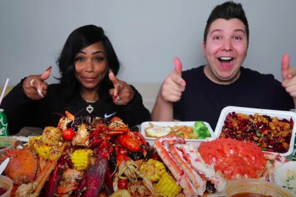 KONTROVERZNI VIRAL NA INTERNETU: MUKBANGERI mljackaju i jedu ŽIVE hobotnice! (VIDEO)