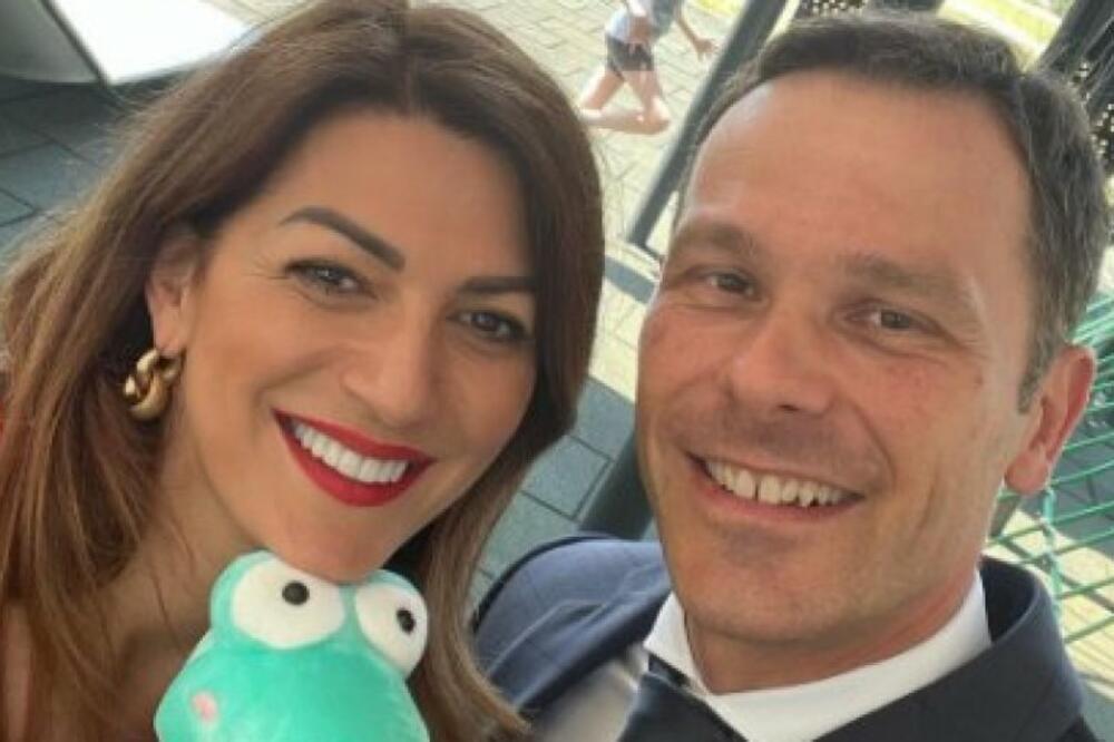 SELFI TAJM: Mali i Matićeva na otvaranju "DINO PARKA" pa taman iskoristili priliku za kupovinu SUVENIRA (FOTO)