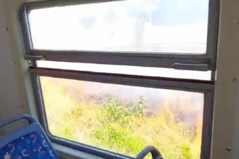 DRAMA U VOZU U RESNIKU! Oko kompozicije SVE GORI, pala je strujna mreža, LJUDI NE MOGU DA IZAĐU! (VIDEO)