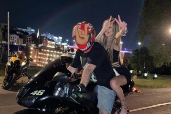 TARA SIMOV UPECALA OPASNOG FRAJERA, PUCA OD MIŠIĆA I BRUTALNOSTI: Uzjahala ga u uskoj haljini! (FOTO)