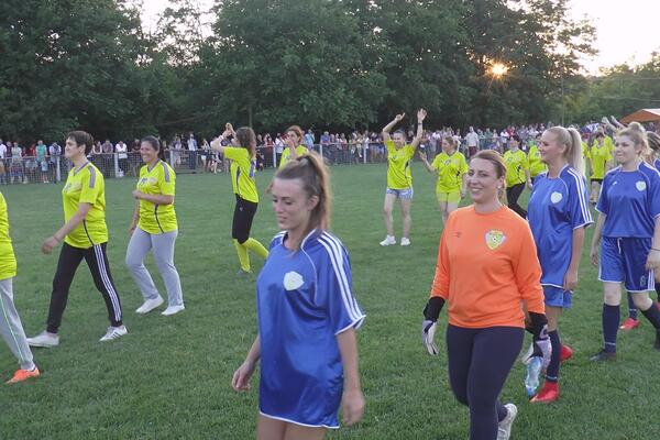 SVAKO NAVIJA ZA MAMU IZ SVOJE PORODICE: Neobična utakmica u okolini Čačka između crnki i plavuša (FOTO)