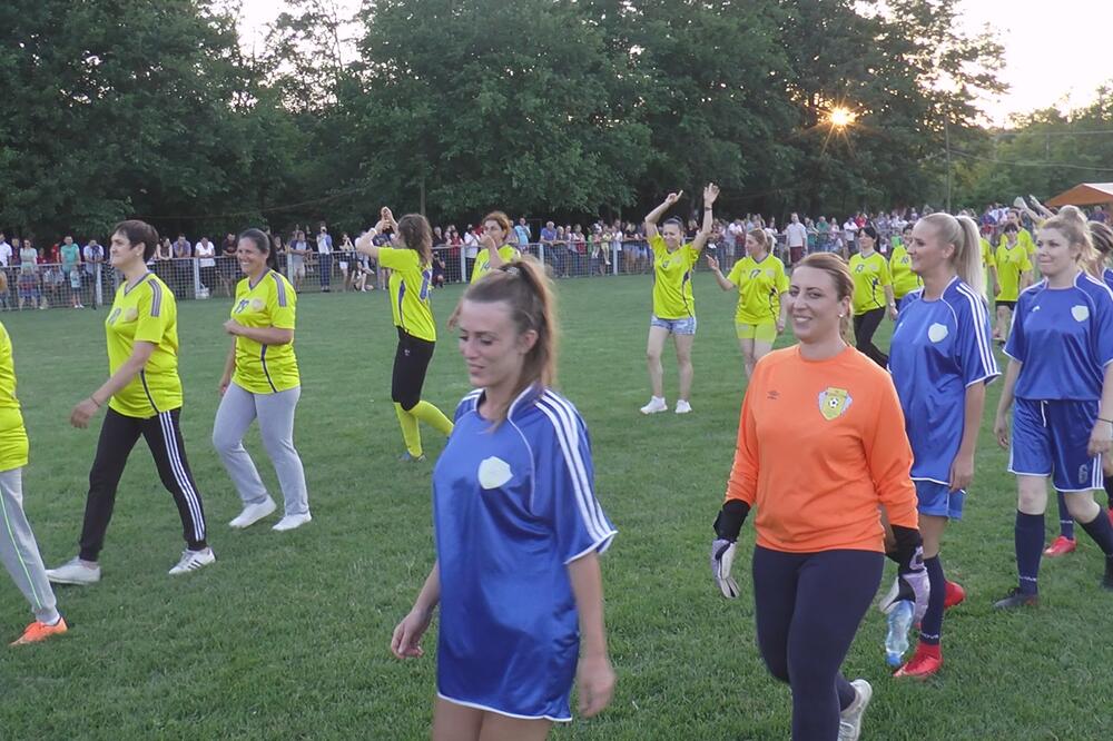 SVAKO NAVIJA ZA MAMU IZ SVOJE PORODICE: Neobična utakmica u okolini Čačka između crnki i plavuša (FOTO)