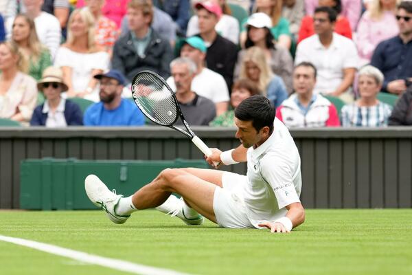 TRAVA NA VIMBLDONU JE NOVA I LEPA, ALI... ĐOKOVIĆ često pada, jednom i na brejk loptu! (VIDEO)