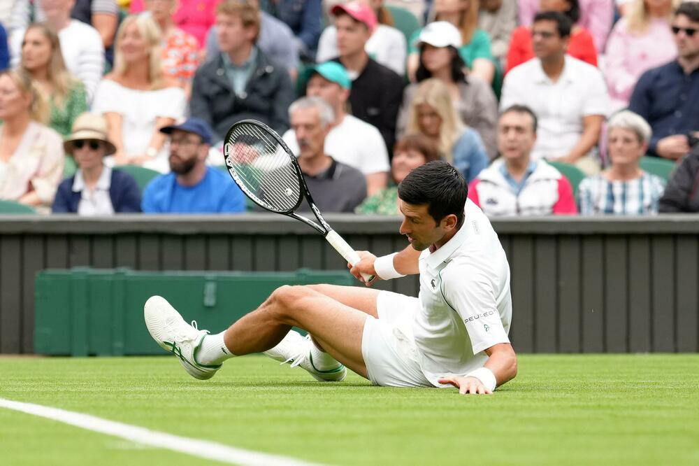 TRAVA NA VIMBLDONU JE NOVA I LEPA, ALI... ĐOKOVIĆ često pada, jednom i na brejk loptu! (VIDEO)