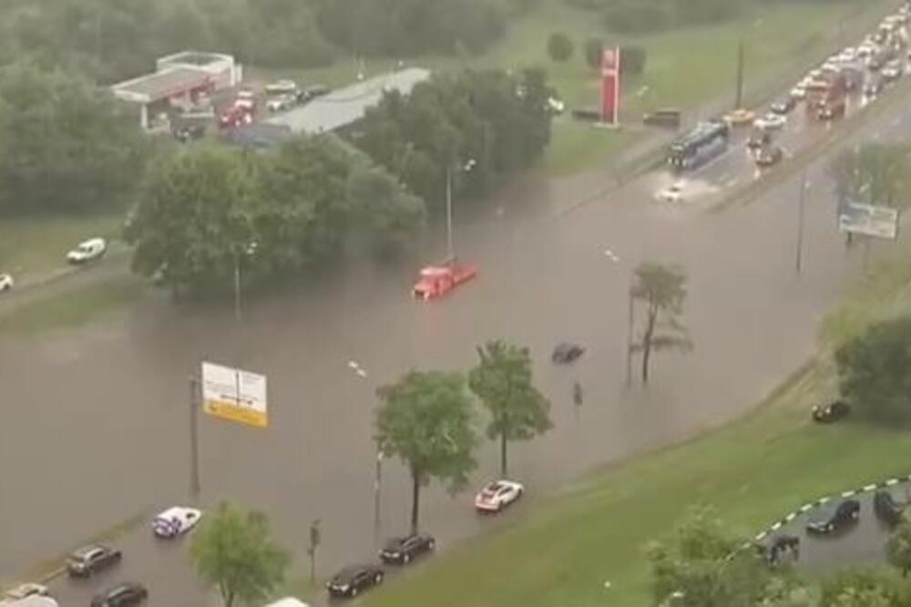 NAKON REKORDNO VISOKIH TEMPERATURA MOSKVU ZADESILO STRAVIČNO NEVREME: Ulice kao jezera, metro poplavljen! (VIDEO)