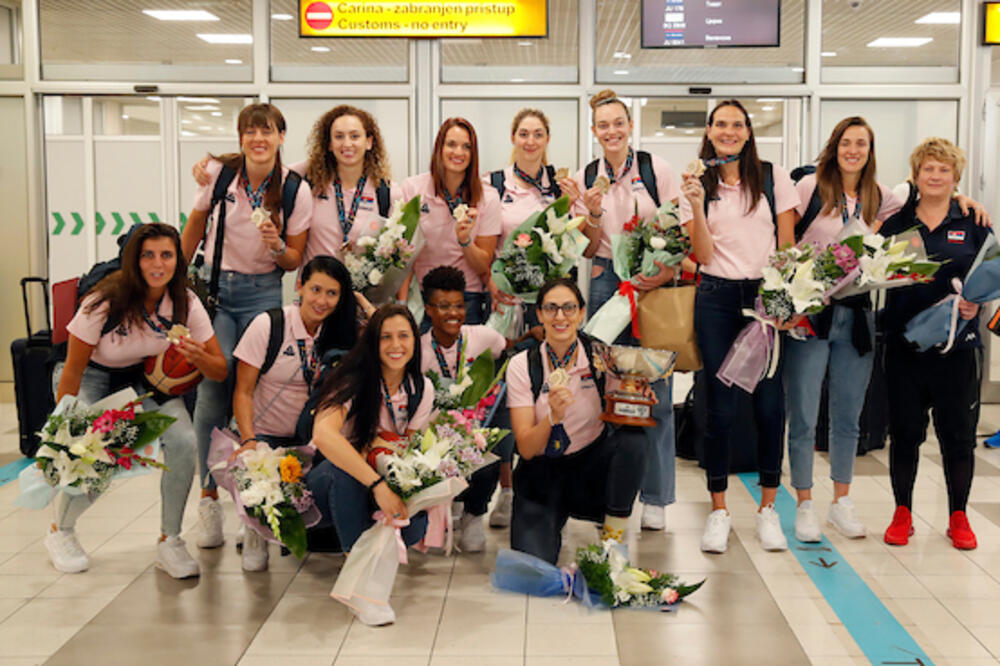 OSMESI NE SILAZE SA LICA: Zlatne košarkašice doputovale u Srbiju (FOTO)