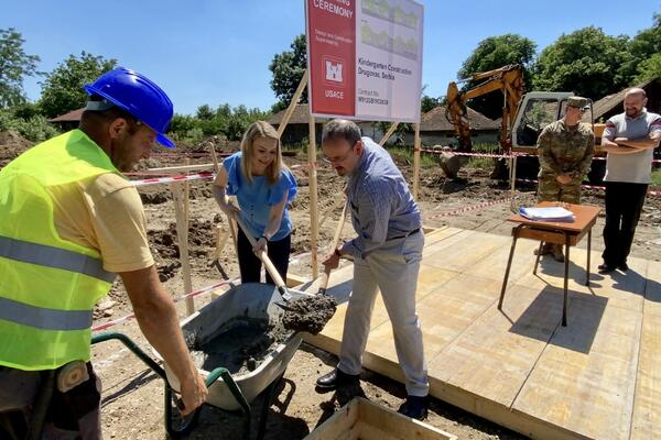 POČELI RADOVI NA IZGRADNJI OBDANIŠTA U DRUGOVCU: Postavljen kamen temeljac, ambasador Godfri uveličao svečanost
