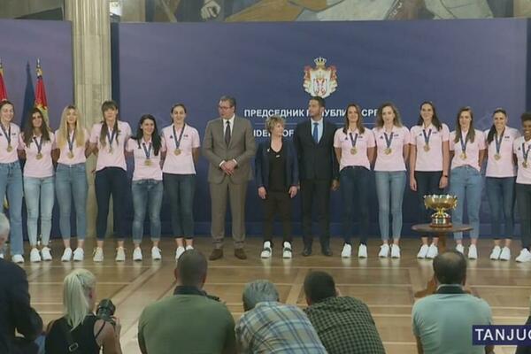 PREDSEDNIK VUČIĆ DOČEKAO KOŠARKAŠICE: Hvala što ste šampionski trofej donele na Vidovdan