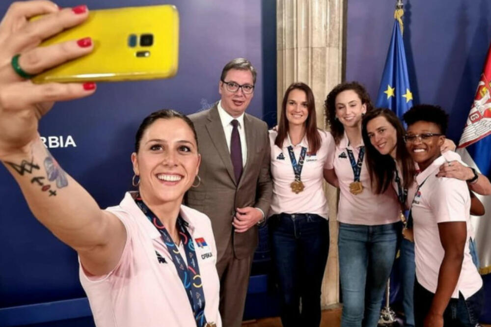 VUČIĆ DOČEKAO KOŠARKAŠICE: Napravili su nezaboravnu fotografiju! (FOTO)