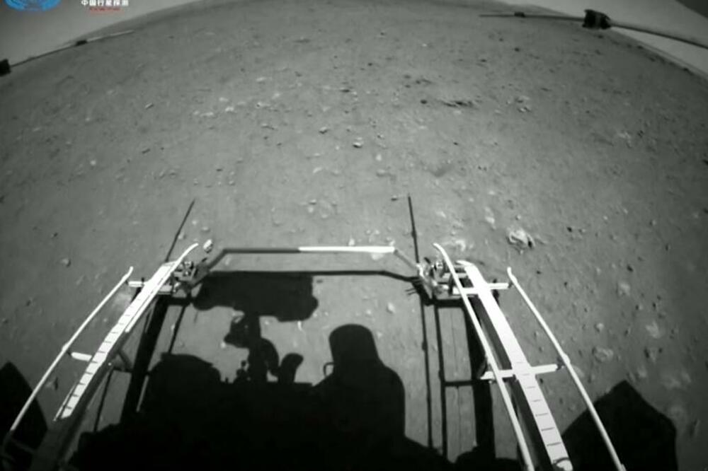 NAJNOVIJI SNIMAK KINESKE SVEMIRSKE AGENCIJE! Objavljeno KRETANJE Rovera po Marsu, jedan DETALJ misterija! (VIDEO)