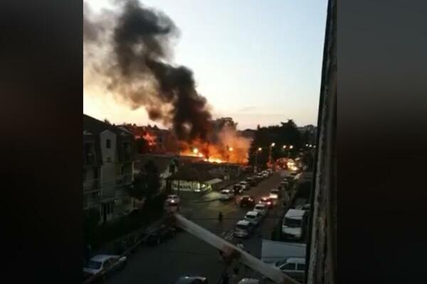 VELIKI POŽAR NA BELIM VODAMA! Kulja dim, građani zabrinuti čekaju vatrogasce i policiju! (VIDEO)