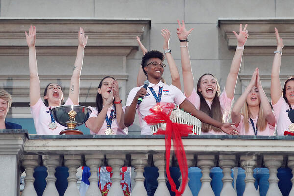 ŠAMPIONKE EVROPE NA BALKONU: Srbija pozdravila ZLATNE DEVOJKE! (VIDEO)