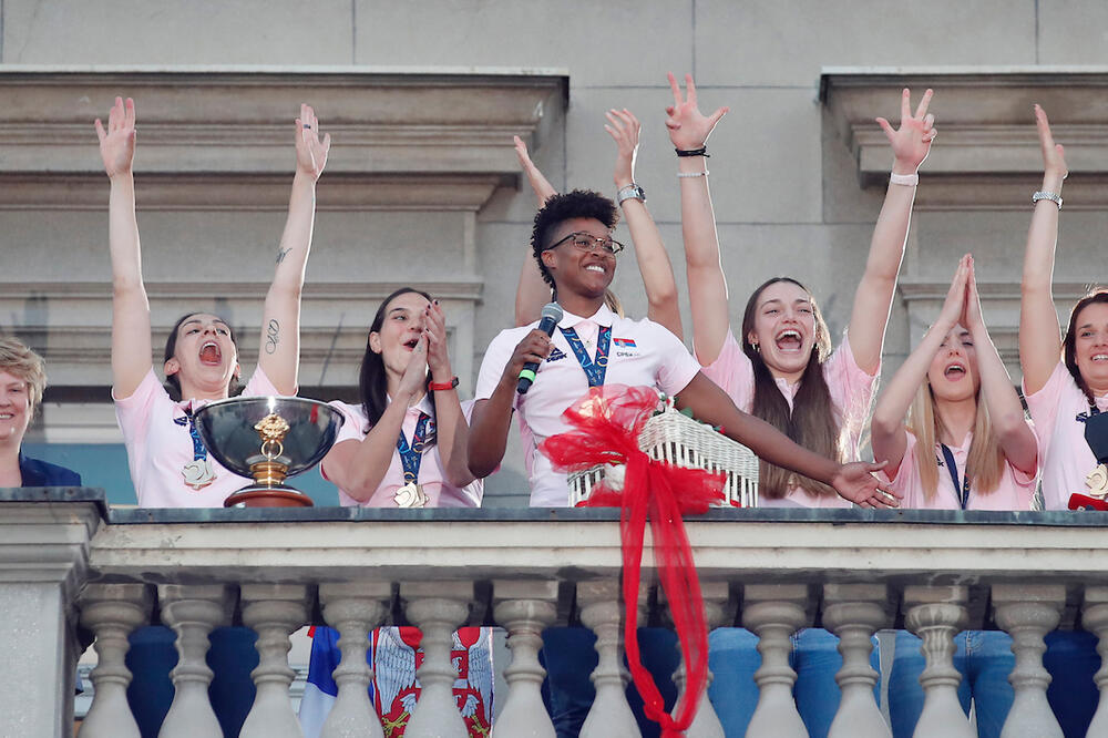 ŠAMPIONKE EVROPE NA BALKONU: Srbija pozdravila ZLATNE DEVOJKE! (VIDEO)