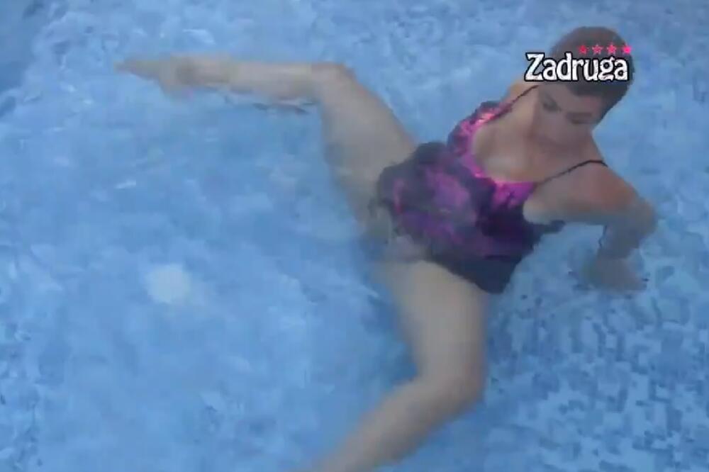 MIKSI MORA LI BAŠ OVAKO?! ULETELA U BAZEN nakon ŽUČNE SVAĐE pa širila noge ko na GINEKOLOŠKOM stolu! (VIDEO)