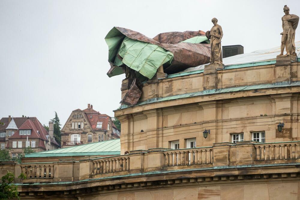 JEZIVO NEVREME POGODILO NEMAČKU: Jak vetar odneo statue i krov opere u Štutgartu! (FOTO/VIDEO)
