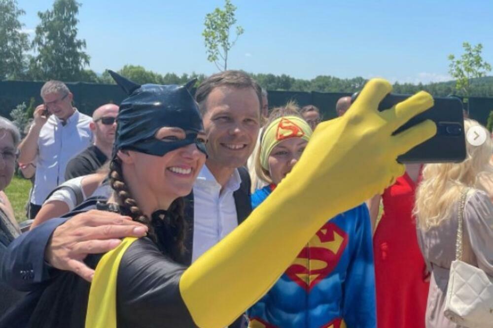 MNOGI BI MU POZAVIDELI! Ministar Mali u društvu BETMENKE I SUPERMENKE, njihovi osmesi SVE GOVORE (FOTO)