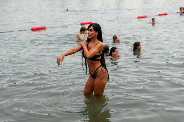 PAPARACO UHVATIO SUBOTIĆKU! DOK SVI BRUJE O RASKIDU SA PECOM,NIKAD VRELIJA PRŽI SE NA SUNCU I PRAĆAKA U VODI!(FOTO)