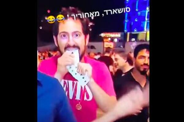 VODITELJ JE PRAVIO NAJAVU, kad je tip iza njega počeo da izvodi pravi SPEKTAKL! (VIDEO)